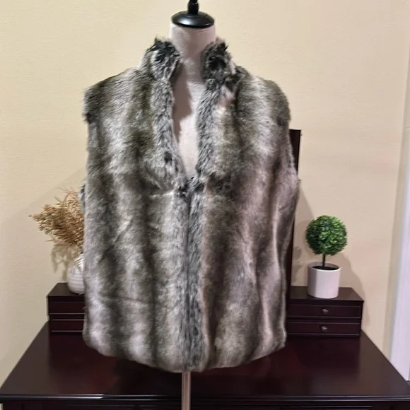 Very soft Faux fur vest. Black/white/grey multi. Size S - Picture 1 of 4